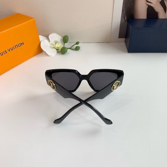 LV Classic Black Square Frame Sunglasses with Subtle Logo 👓 - Picture 4 of 8